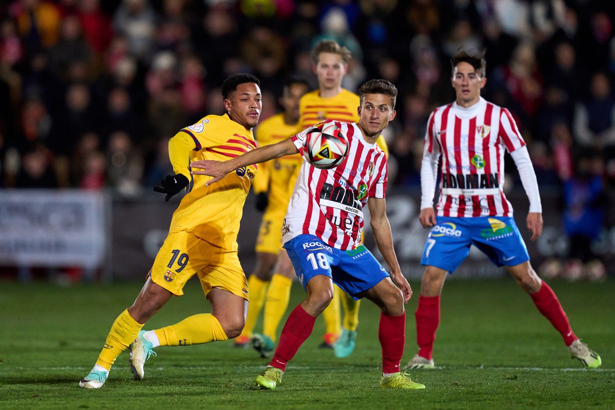 UD Barbastro v FC Barcelona - Copa Del Rey